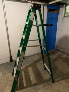 lot 50 image: Gorilla Brand Fiberglass Step Ladder