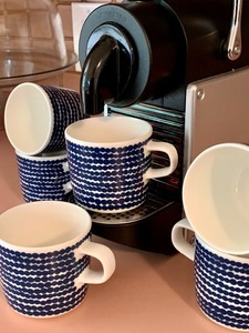 lot 44 image: DeLonghi Expresso Machine and 6 cups by Marimekko