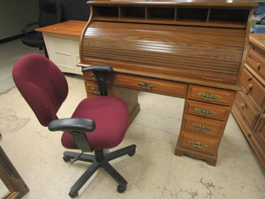 lot 604 image: ROLL-TOP DESK W INTERIOR LIGHT, ADJUSTABLE DESK CHAIR