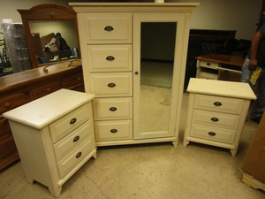 lot 606 image: RIVERSIDE FURNTURE CHEST, NIGHTSTAND SET