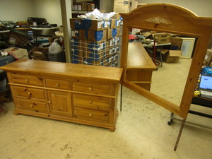 lot 607 image: BROYHILL SOLID WOOD DRESSER W MIRROR