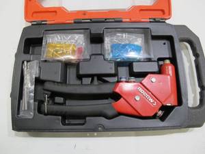lot 370 image: Arrow 1-Handed Swivel Riveter Kit RT187SHK