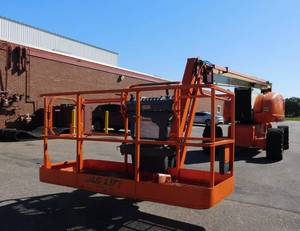 lot 2 image: 2010 JLG 800 AJ 4WD Telescopic Boom Lift