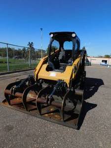 lot 3 image: 2015 Cat 246D Skid Steer