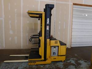lot 9 image: 2005 Yale 3000lb OSO30 Electric Order Picker