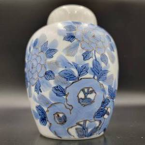 lot 49 image: Vintage Fujita Kutani Porcelain Ginger Jar
