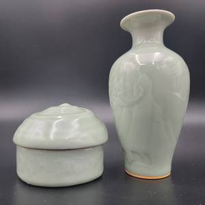 lot 60 image: Vintage Chinese Celadon Set- Seashell Box with Top and Vase