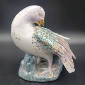 lot 74 image: Beautiful Chinese Hand-Painted Porcelain Bird