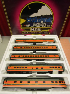 lot 519 image: M.T.H. SCALE GREAT NORTHERN 5-CAR 70 ABS PASSENGER SET - NEW, W BOX