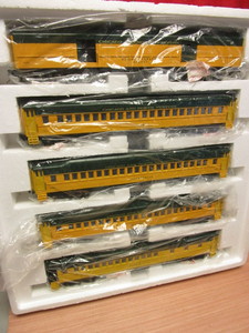 lot 521 image: M.T.H CHICAGO AND NORTH WESTERN 5-CAR PASSENGER SET - NEW