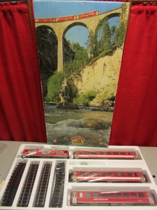 lot 538 image: GLACIER EXPRESS  FAMA ALPENBAHN  SWISS MOUNTAIN RAILWAY SET W OVAL TRACK - NEW, W BOX