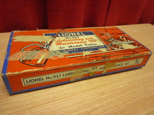 lot 558 image: VINTAGE LIONEL NO. 927 LUBRICATING AND MAINTENANCE KIT FOR MODEL TRAINS