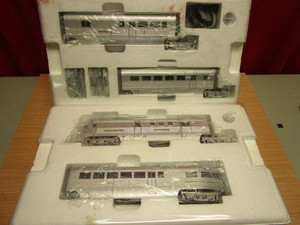 lot 562 image: BURLINGTON ZEPHYR 4-CAR SET - NEW