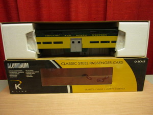 lot 556 image: K-LINE CLASSIC STEEL PASSENGER CARS ALUMINUM 21 C&NW BI-LEVEL COACH CAR, O SCALE - NEW, W BOX