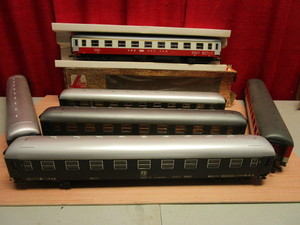 lot 569 image: LIMA O SCALE TRAIN CARS, MADE IN ITALY