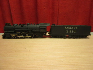 lot 585 image: VINTAGE BRASS SANTA FE LOCOMOTIVE ENGINE, TENDER, O GAUGE