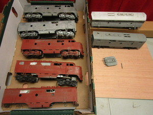 lot 651 image: ENGINE TRAIN CARS, SCALE
