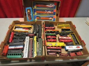 lot 675 image: HO SCALE RIVAROSSI MILWAUKEE ROAD 1920 COACH CARS WBOXES, MORE HO CARS, BABY RUTH, JELL-O, MORE