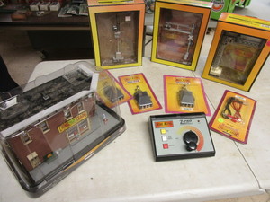 lot 704 image: MTH RAIL KING SIGNALS, INFRARED TRACK ACTIVATION DEVICES, MENARDS LIONEL HOBBY SHOP - NEW