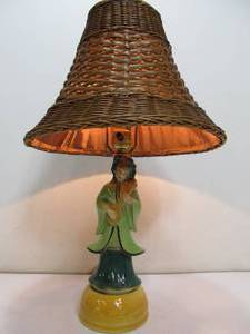 VINTAGE MID CENTURY CHALKWARE ASIAN GIRL PLAYING GUITAR LAMP W WOVEN SHADE