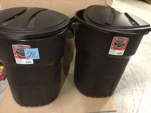 Lot of 2 Roughneck 32 Gal. Black Round Trash Can with Lid by Rubbermaid Customer Returns See Pictures