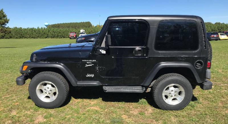 lot 3 image: 2001 Jeep Wrangler Sport 4X4