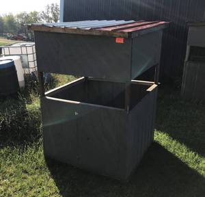 lot 5 image: Homemade Deer StandBlind (#3)