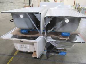 lot 429 image: WHOLESALE MIXED PALLET OF MISCELLANEOUS BATH TUBS