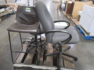 lot 310 image: WHOLESALE MIXED PALLET OF MISCELLANEOUS OFFICE CHAIRS AND PLANT STAND