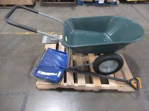 lot 322 image: WHOLESALE MIXED PALLET OF MISCELLANEOUS SHOVELS, ICE BREAKER AND WHEEL BARROW