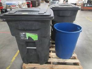 lot 332 image: WHOLESALE MIXED PALLET OF MISCELLANEOUS GARBAGE CANS