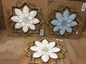 lot 68 image: Stratton Home Decor Metal White Flower and Wood Frame &nbspCustomer Returns See Pictures