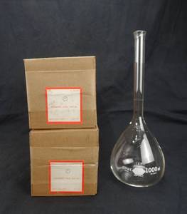 lot 143 image: Set of 2 Mercer Glass Works Kimax 1000 ML Volumetric Glass Flasks