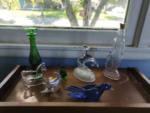 lot 75 image: Collection of Glass or Crystal Figurines and Dcor