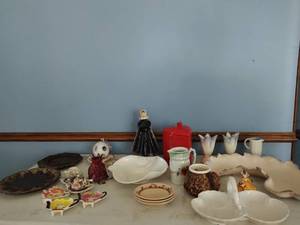 lot 77 image: Collection of Dcor and Kitchen Items