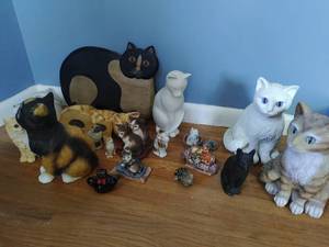 lot 79 image: Collection of Cat Themed Dcor
