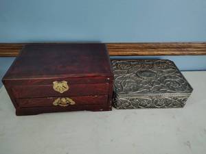 lot 88 image: Two Jewelry Boxes