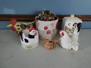 lot 105 image: Collection of Farmhouse Dcor