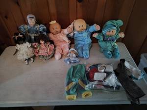 lot 208 image: 3 Cabbage Patch Dolls and others