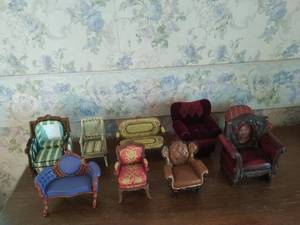 lot 124 image: Collection of Miniature Furniture Dcor