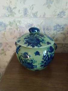 lot 135 image: Lidded Jar