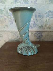 lot 136 image: Frankoma #56 Cornucopia Vase