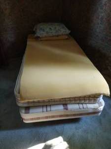 lot 100 image: Twin Bed