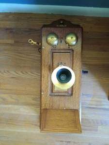 lot 4 image: Vintage Monarch Telephone