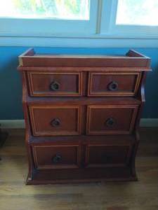 lot 20 image: Three Drawer Cabinet
