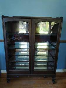 lot 5 image: Vintage Glass Front Cabinet