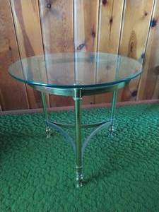 lot 28 image: Glass Top End Table