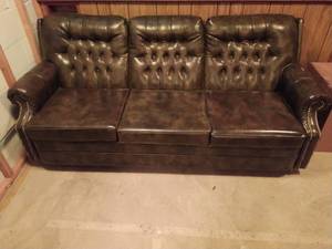 lot 32 image: Tufted Sofa