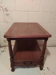 lot 37 image: Vintage End Table with Drawer