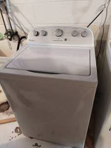 lot 43 image: Whirlpool Top Load Washing Machine